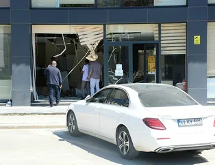 Fren yerine gaza bastı! Lüks aracıyla vergi dairesine daldı