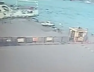 Eminönü’nde arabanın denize uçma anı kamerada