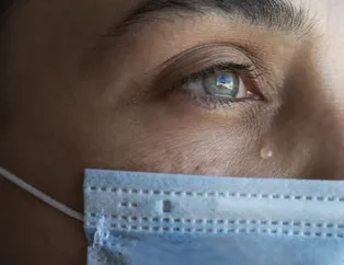 Göz yaşında koronavirüs olur mu?