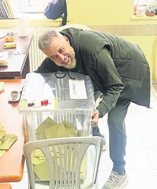 unluler-sandik-basinda-secimini-yapti-1685304685296.jpeg İkinci kez sandık başına giden ünlüler seçimini yaptı: İşte sosyal medyadan sandık fotoğraflarını paylaşan ünlüler...-3