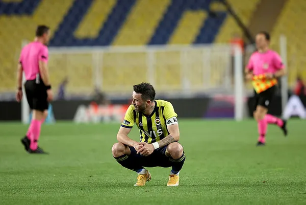 fenerbahcede-kaos-suruyor-emre-belozoglundan-sok-karar-1620923086193.jpg Fenerbahçe'de kaos sürüyor! Emre Belözoğlu'ndan şok karar-4