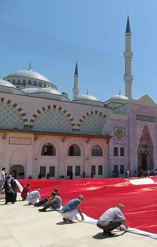 350 öğrenci Çamlıca Camii avlusunda dev Türk bayrağı açtı