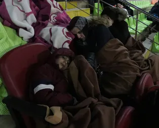 6.8lik deprem sonrası Elazığlılar diken üstünde! Geceyi böyle geçirdi