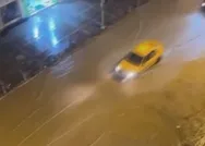 İzmirde değişmeyen manzara: Sağanak yağdı, yollar göle döndü