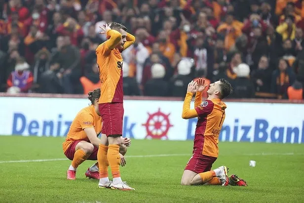 galatasarayda-genclik-sendromu-derbi-tansiyonunu-kaldiramadilar-1637611352468.jpeg Galatasaray'da gençlik sendromu! Derbi tansiyonunu kaldıramadılar-4