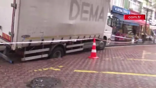 Beşiktaş'ta yol çöktü, kamyonet içine düştü