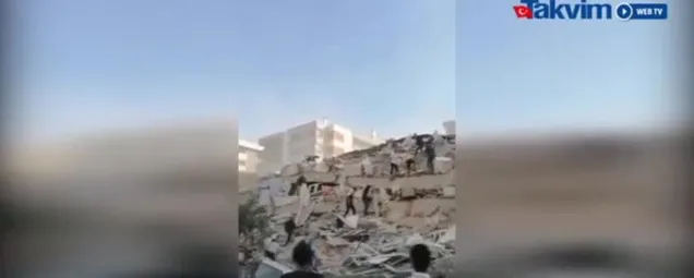 İzmirde yıkılan binalardan llk görüntüler! SON DAKİKA DEPREM VİDEOLARI