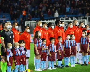 Trabzonspor-Göztepe maçında dikkat çeken kare! İki takım ve hakemler...