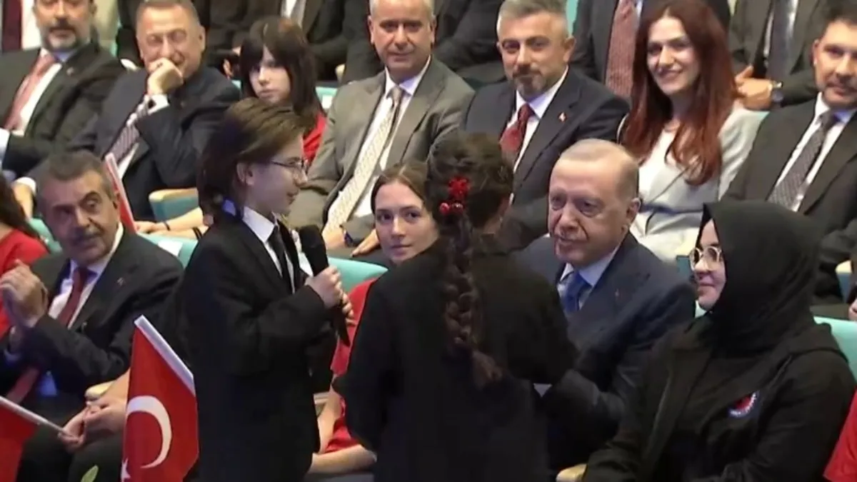 Başkan Erdoğan’ın çocukların söylediği Çayeli'nden Öteye türküsüne eşlik etti