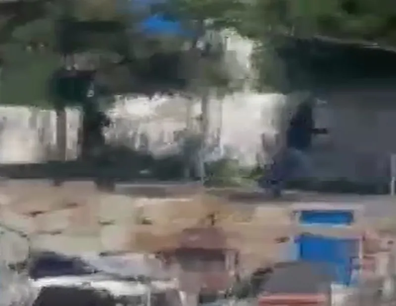 kucukcekmecede-balikci-barinaklarinda-catisma-o-anlar-kamerada-1752587138116.jpeg Küçükçekmece'de balıkçı barınaklarında çatışma! Maskeli saldırgan kamerada-4