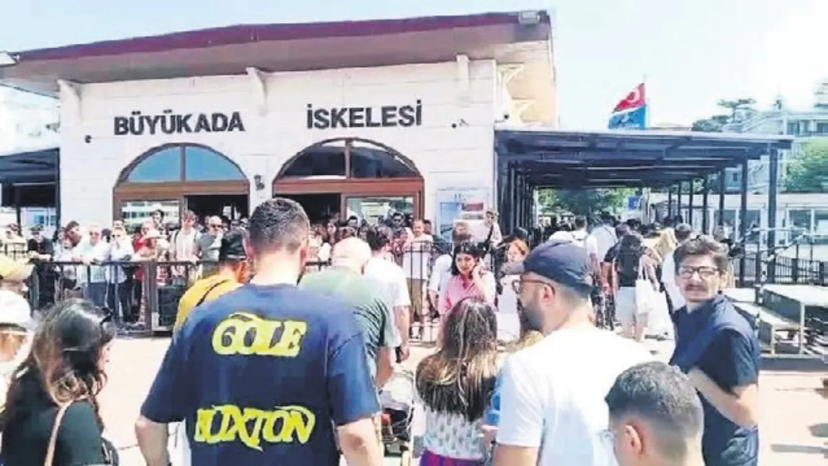 İstanbul’da bayram yoğunluğu: Boşalan yollar yerini iskele ve tarihi mekanlarda metrelerce kuyruğa bıraktı