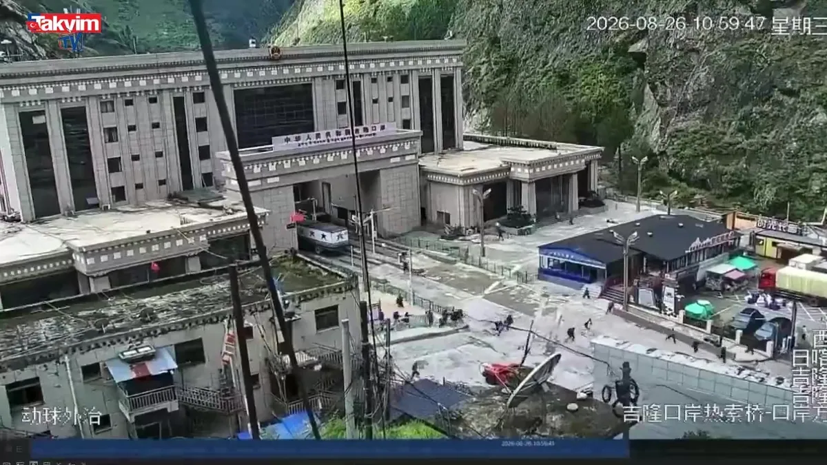 Çin-Nepal sınır kapısını heyelan vurdu: Ulaşım ve ticaret durdu! O anlar kamerada