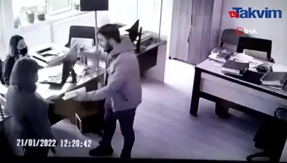 Memura hakaret etti, sonra ayırmaya çalışan memura böyle kafa attı