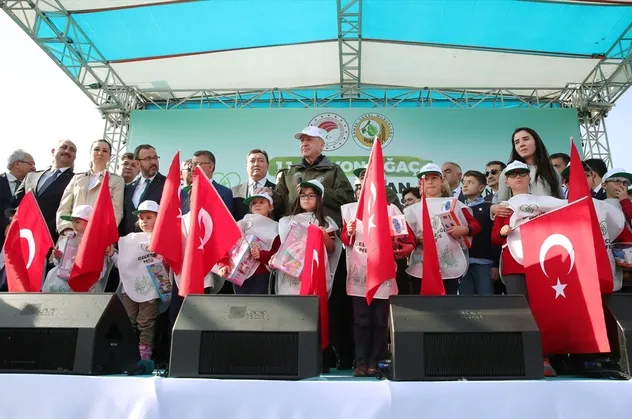 Başkan Erdoğan, "Geleceğe nefes" programında çocuklar ile birlikte "Tohumlar fidana" şarkısını seslendirdi