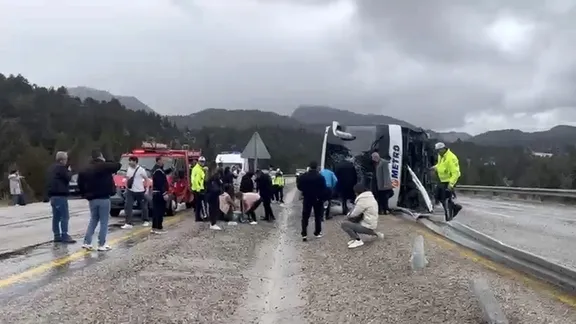 Konya'da yolcu otobüsü devrildi: Valilik açıkladı 15 kişi yaralandı