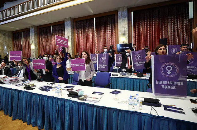 TBMM'de CHP ve HDP'nin İstanbul Sözleşmesi protestosuna AK Partili Salih Cora'dan tepki: Siz önce içinizdeki tecavüzcülerden kurtulun