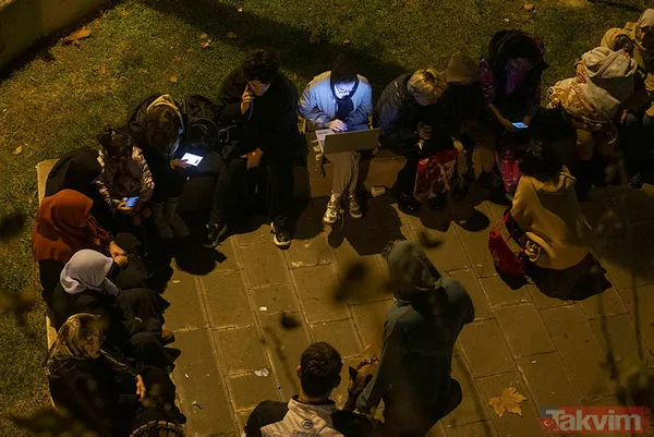 Düzce beşik gibi sallandı! Düzce'de meydana gelen 5,9 büyüklüğündeki depremin ardından vatandaş sokağa döküldü - 23