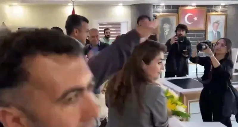 Diyarbakır Sur Belediyesi'nde Mustafa Kemal Atatürk ve Başkan Erdoğan'a hakaret eden DEM'li bölücü hakkında tutuklama kararı-1