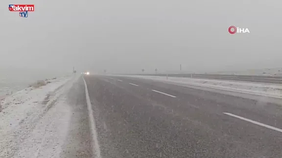 Meteoroloji sarı kodla uyarmıştı... Sivas'ta yoğun kar yağışı! Görüş mesafesi 50 metreye düştü!
