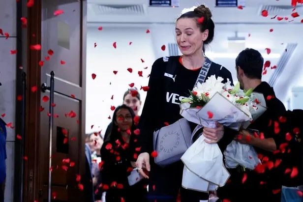 Yüksekten uçan Filenin Sultanları'na THY'den özel hediyeler: Yurda döndüler!-10