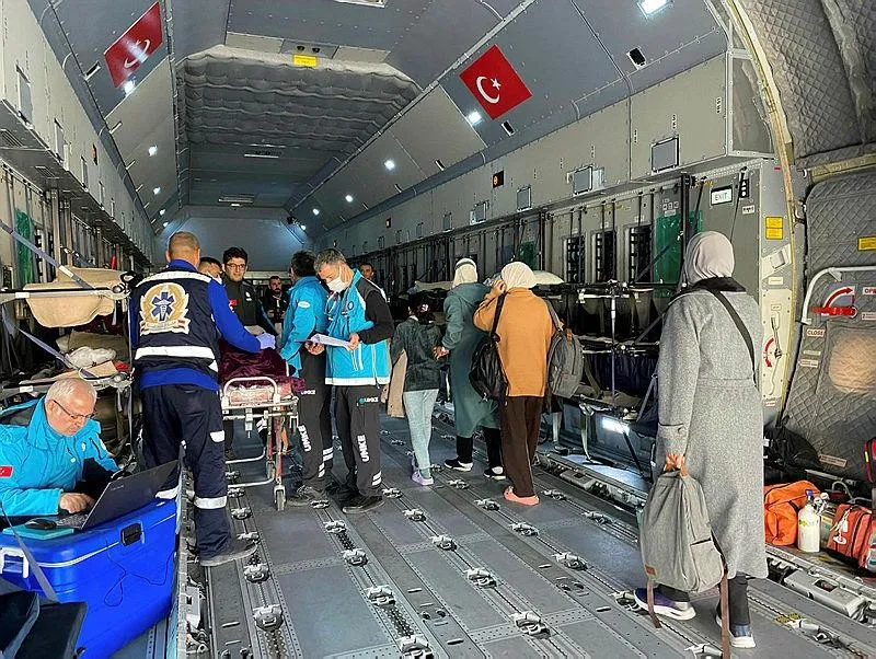 Sağlık Bakanı Fahrettin Koca açıklamıştı! 155 Filistinli hastayı taşıyan uçak Ankara'ya indi-3