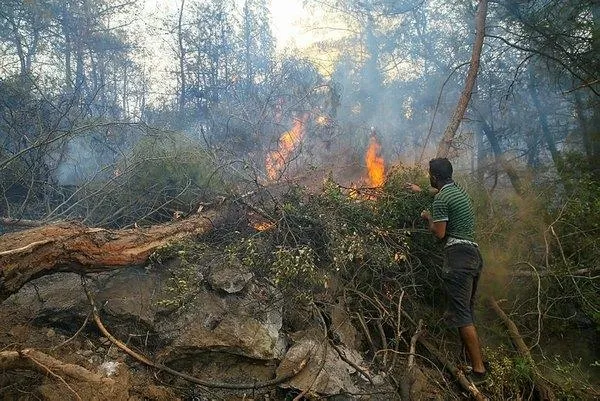 suriyeli-hasan-izmirdeki-yangini-sondurmek-icin-elleriyle-toprak-tasidi-1596318769704.jpeg Suriyeli Hasan İzmir'deki yangını söndürmek için elleriyle toprak taşıdı!-1