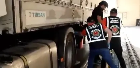 arif-kocabiyikin-kacis-plani-tir-dorsesinde-bitti-aylar-onceki-norvece-kactim-yalani-yeniden-gundemde-1788207198442.jpeg Arif Kocabıyık’ın kaçış planı TIR dorsesinde bitti! Aylar önceki “Norveç’e kaçtım” yalanı yeniden gündemde-7