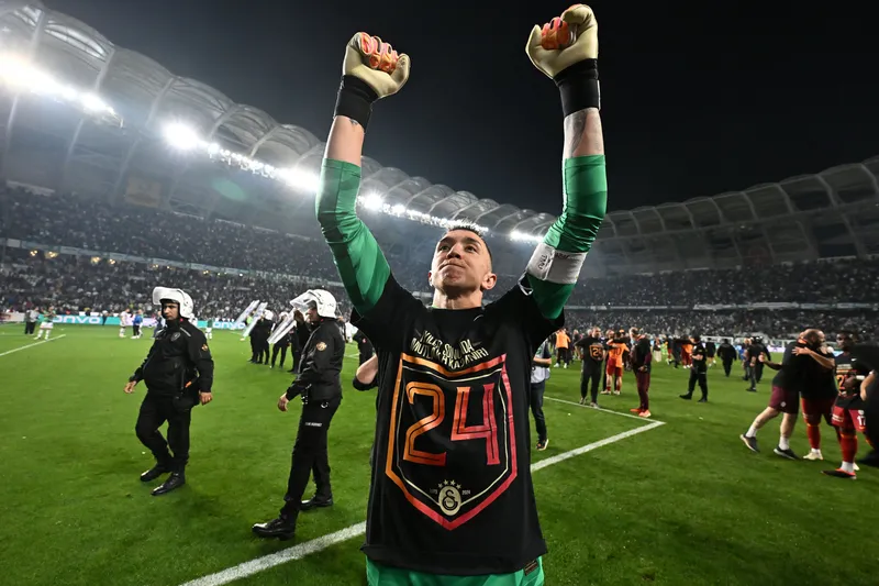 fernando-muslera-galatasaraydan-ayrilacak-mi-futbolu-birakacagi-kulubu-acikladi-1717964456038.jpg Fernando Muslera Galatasaray'dan ayrılacak mı? Futbolu bırakacağı kulübü açıkladı-11