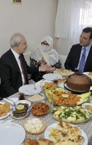 Ekrem İmamoğlu'nun, Kılıçdaroğlu ve Kaftancıoğlu'yla yaptığı şov duvardaki Mahmut Efendi'yi görene kadar sürdü