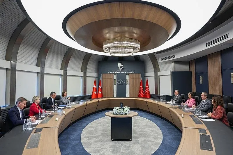 DEM Parti Eş Genel Başkanları Tülay Hatimoğulları Oruç ve Tuncer Bakırhan'ın da aralarında bulunduğu heyet, CHP Genel Başkanı Özgür Özel'i ziyaret etti. (DHA)