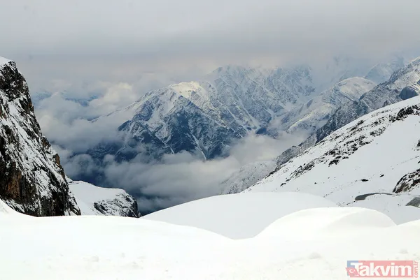 Mayıs ayının ortasında Van Bahçesaray'a 20 santimetre kalınlığında kar yağdı! Yazlık lastiği olanlar yolda kaldı besiciler zor anlar yaşadı - 11