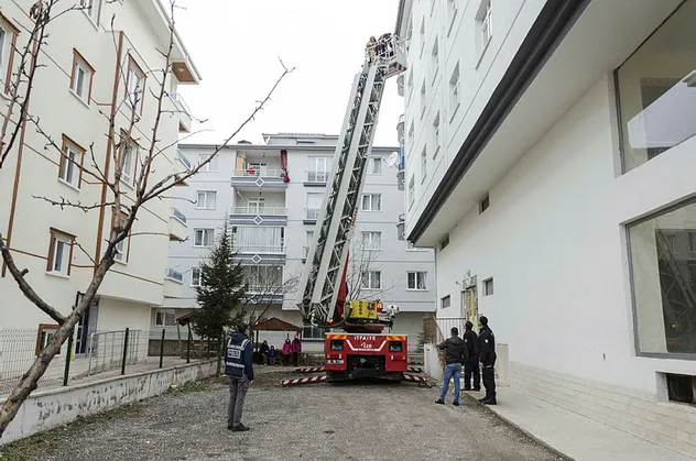 Balkonda mahsur kaldı! İtfaiye kurtardı