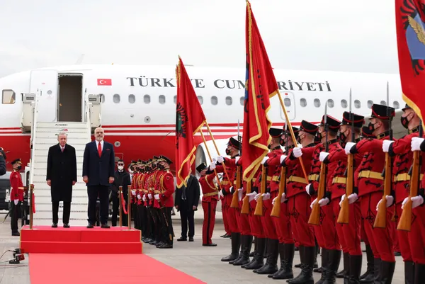 Başkan Erdoğan Arnavutluk'ta: 2022 yılının ilk resmi ziyareti! Caddeler Türk bayraklarıyla donatıldı-3