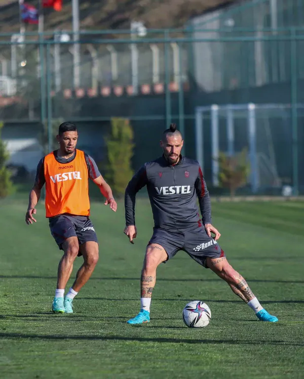 trabzonspor-idmaninda-surpriz-misafir-ugurcan-cakir-15-yasindaki-oglu-kuzeyi-de-getirdi-1649104739393.jpg Trabzonspor idmanında sürpriz misafir! Uğurcan Çakır 1,5 yaşındaki oğlu Kuzey'i de getirdi-5