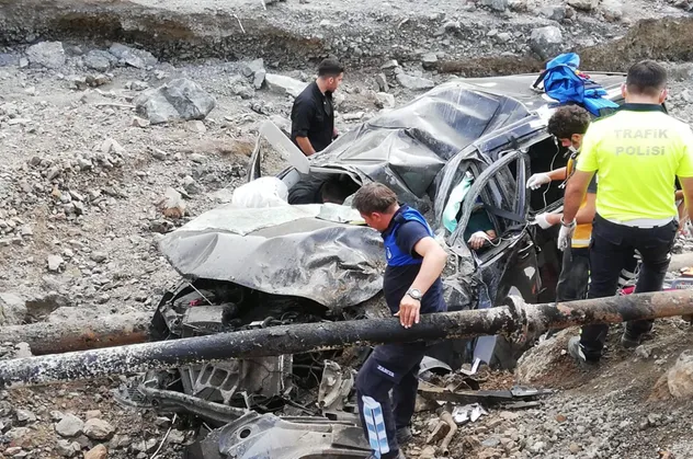 Kastamonu'da Bakanlık görevlilerini taşıyan araç uçuruma yuvarlandı