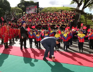 Maduro'dan dikkat çeken hareket! Türk bayrağını yerde görür görmez...