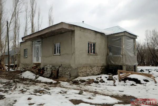 Hakkari Yüksekova'da evlerini yılanların istila etmesi üzerinde yeni ev yapılan aile rahatladı - 2