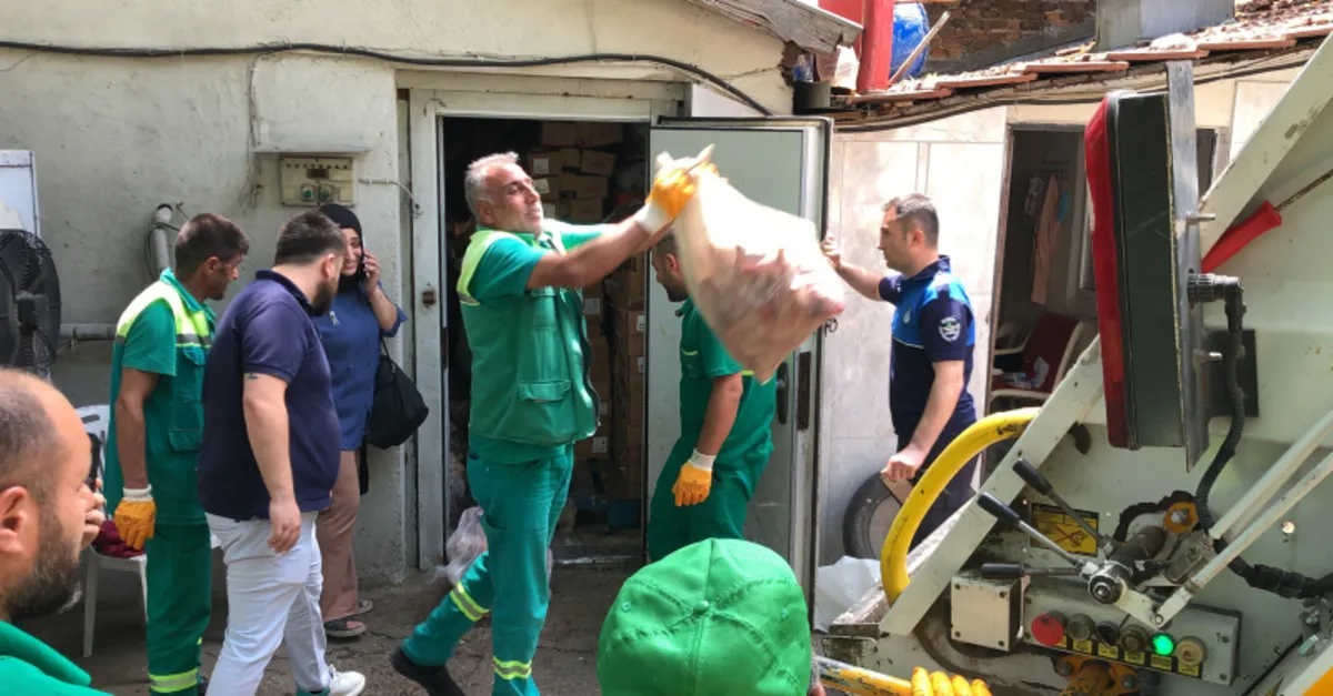 Bursa’da et deposuna baskın: Tonlarca eti yerden topladılar! Şoke eden manzara