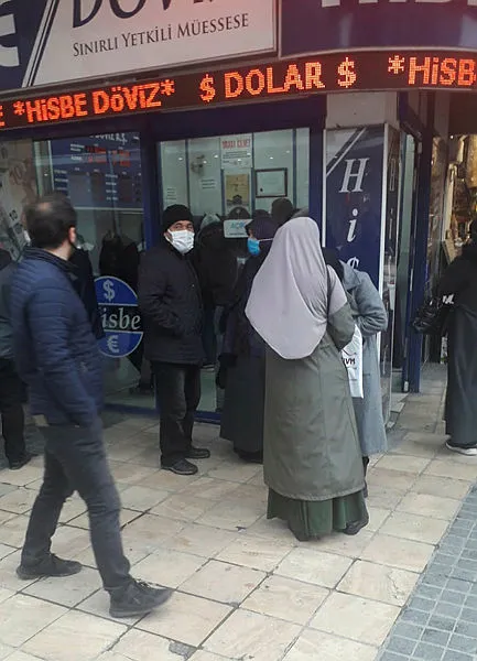 dolar-gercek-degerine-dusmeye-basladi-millet-doviz-burolarina-kosturdu-1640115719316.jpg