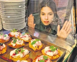 Larissa ayvayı yedi