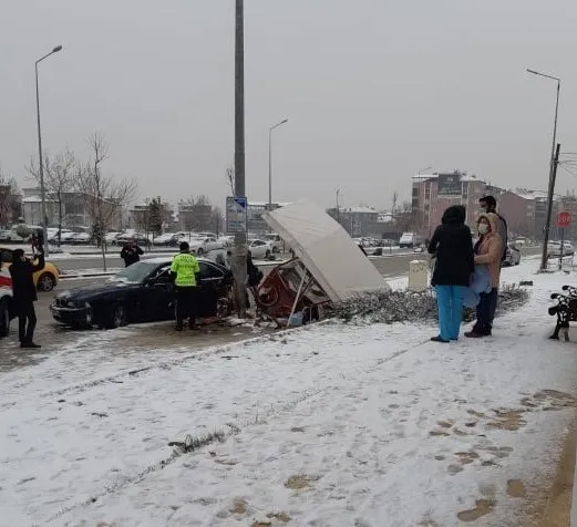 luks-aracin-eksi-2-derecede-satis-yapan-simitciyi-ezerek-oldurdu-iste-o-anlar-1642671553560.jpg Lüks araç eksi 2 derecede satış yapan simitçiyi ezerek öldürdü! İşte o anlar...-5