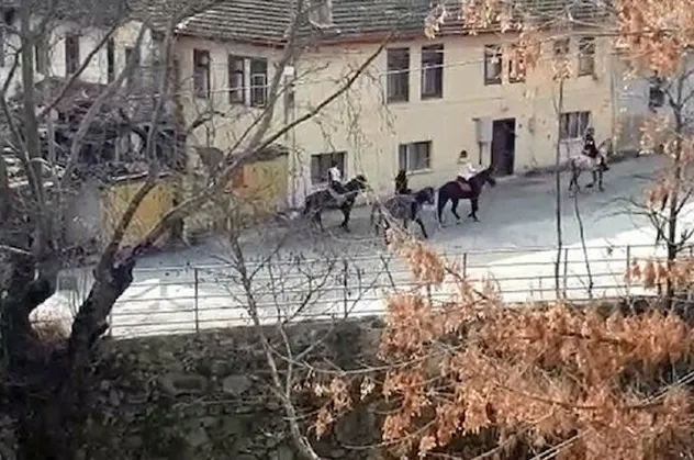 56 saatlik kısıtlamada şoke eden görüntüler! Kimi ata bindi kimi ise sokakta top oynadı