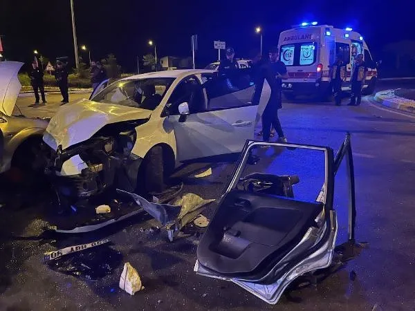 Sivas'ta otomobiller çarpıştı: Ölü ve yaralılar var-5