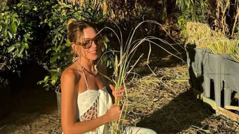 Sinem Kobal’dan ilgi toplayan 2025’e veda paylaşımı! Romantik pozları gündem oldu