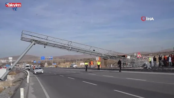 Niğde'de damperi açılan kamyon EDS direğine çarparak devrildi