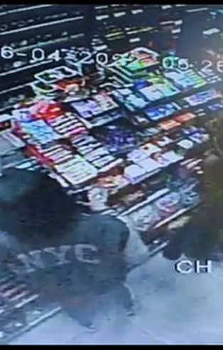 Beyoğlu'nda markette kapkaç! İki kadın ortalığı birbirine kattı