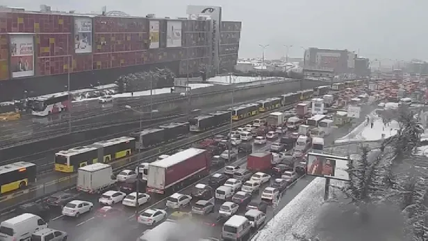 son-dakika-istanbullunun-cilesi-bitmiyor-beylikduzunde-aniden-bastiran-kar-metrobus-seferlerini-vurdu-1613401652746.jpeg