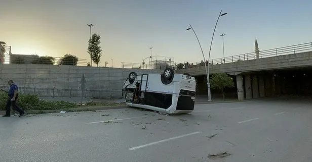Kontrolden çıkan dolmuş 5 metreden alt geçide düştü