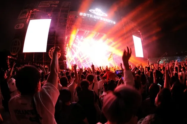 Son dakika: Wuhan'dan şoke eden görüntüler! Binlerce kişilik müzik festivali!