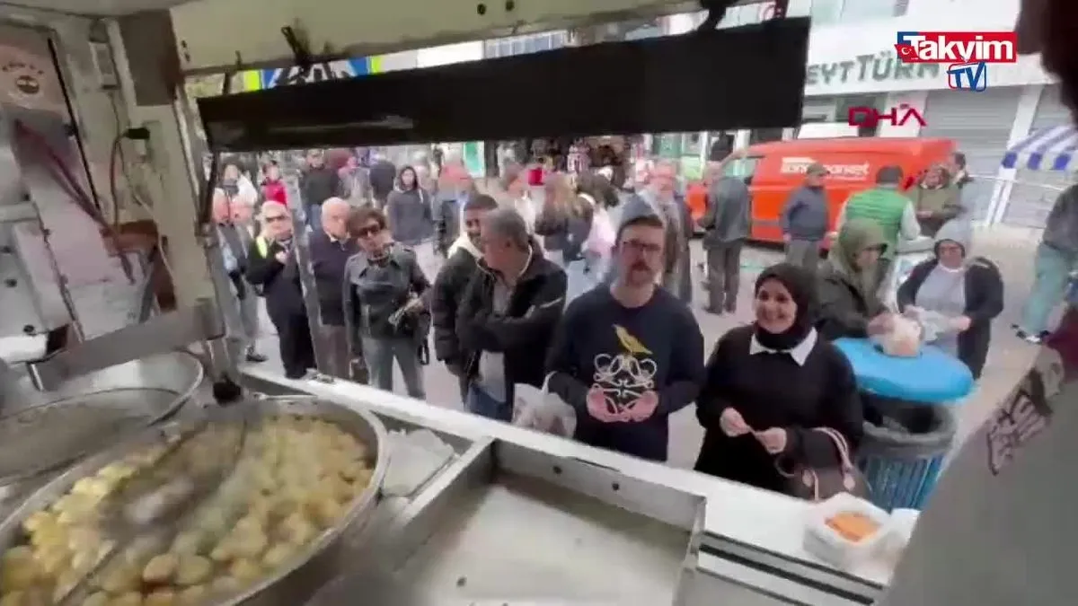 Kadıköy'de FETÖ'nün ölümü lokma dağıtılarak kutlandı